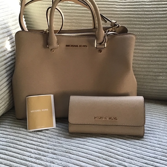 Michael Kors tote and wallet set - Picture 1 of 4